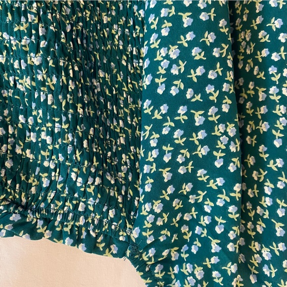 Woman’s Square neck, Puff Sleeves, Gathered green print Shirt; Size Medium - Picture 2 of 6